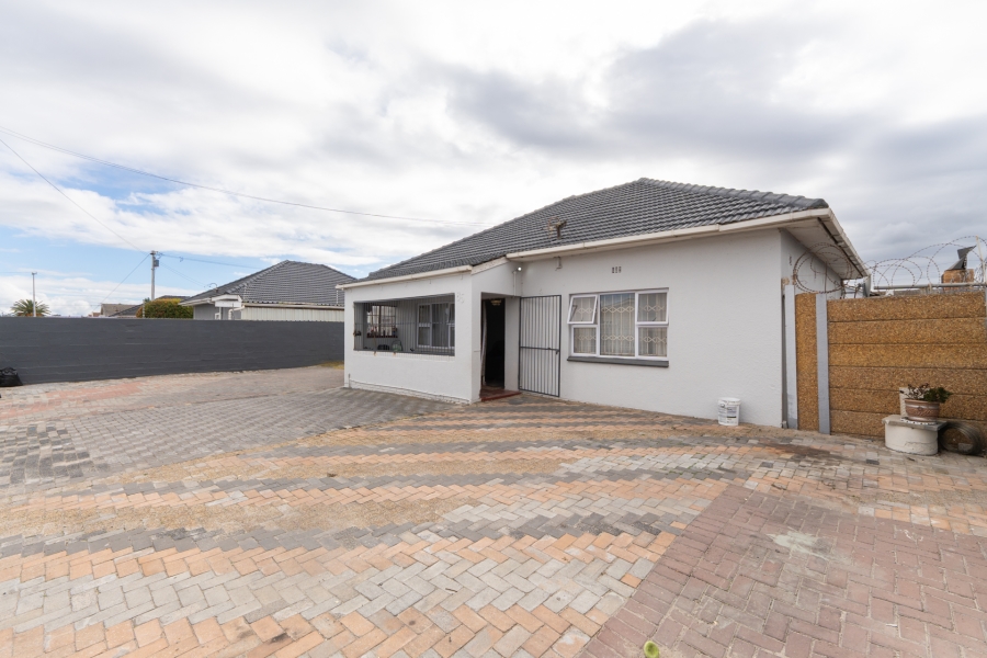 8 Bedroom Property for Sale in Parow Valley Western Cape